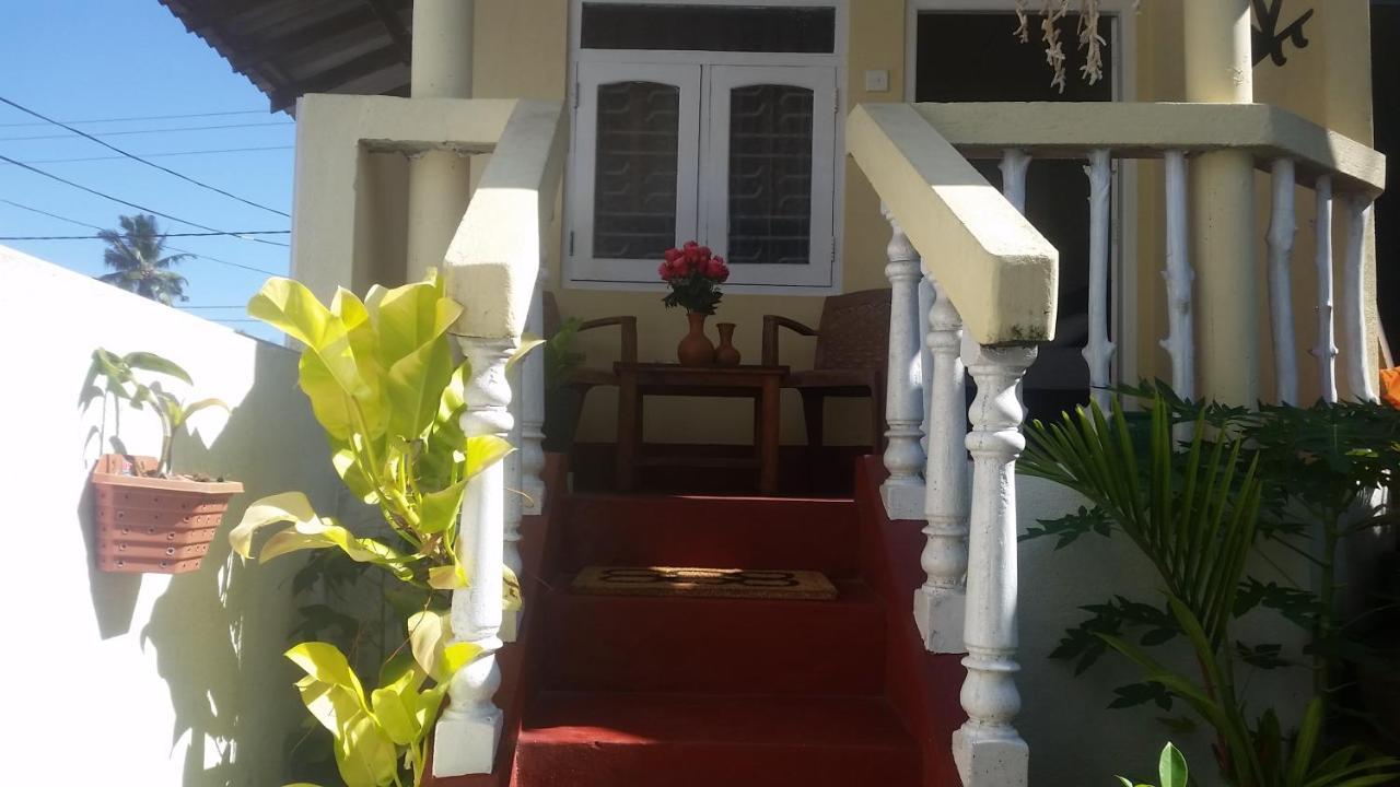Turtle Reef Guest Bed & Breakfast Mirissa Bagian luar foto